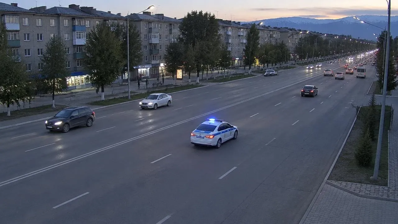 Проспект города глазами камеры: служебный транспорт на дороге
